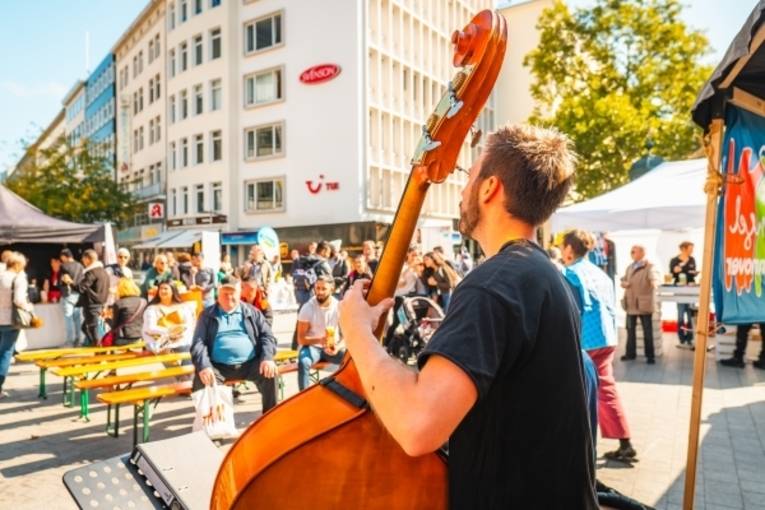 Eine Person spielt zur Fairen Woche-Aktion auf dem Kröpcke Kontrabass.