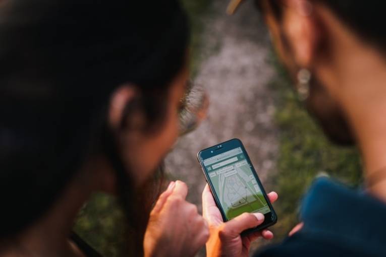 Zwei Leute schauen auf ein Handy