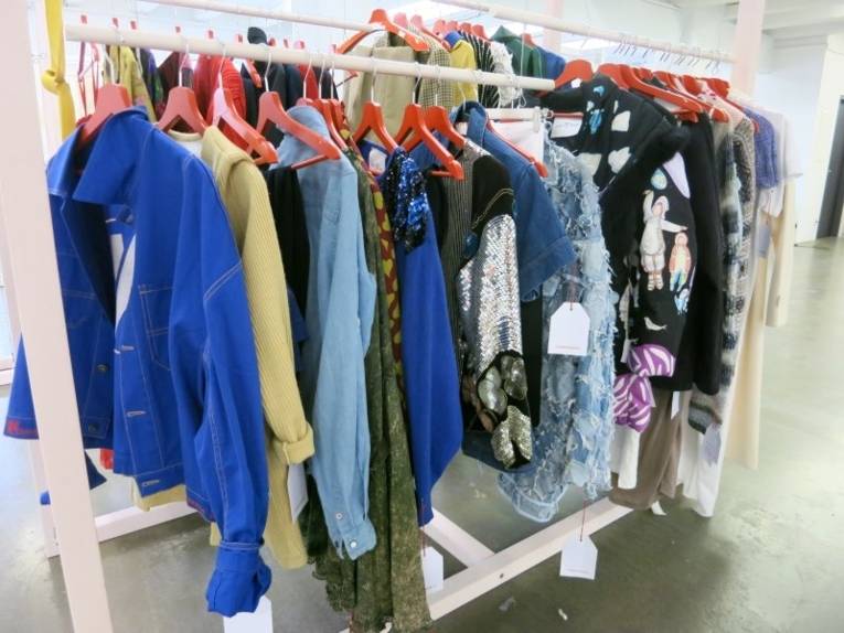 Ein Kleiderständer mit verschiedenen Kleidungsstücken