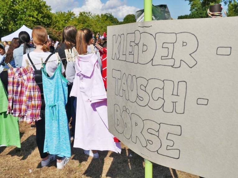 Personen mit Kleidern im Grünen. 