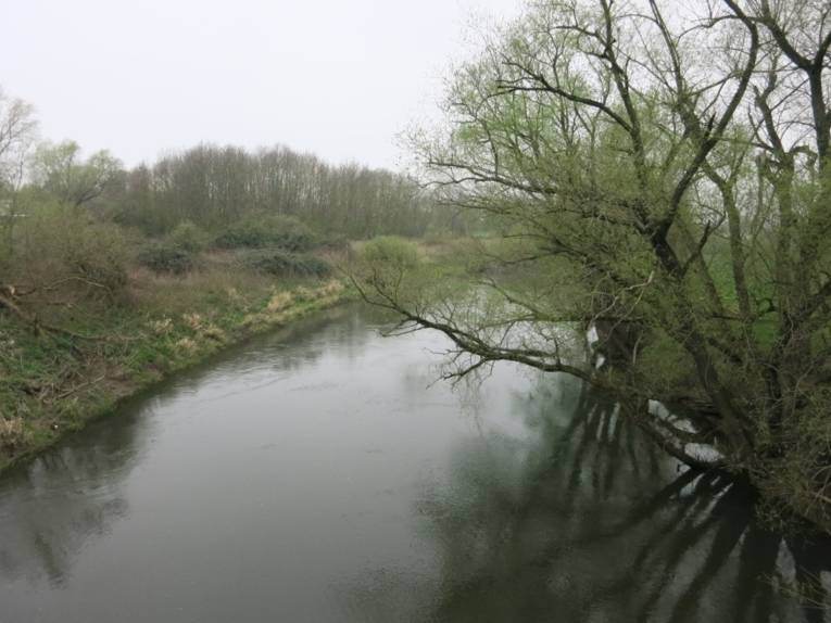 Blick auf den Fluss Leine von einer Brücke aus.