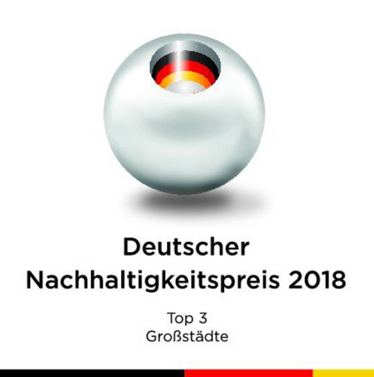 Logo des Deutschen Nachhaltigkeitspreises - eine Kugel, in deren Zentrum die Farbigkeit der deutschen Fahne (schwarz, rot, gold) zu sehen ist