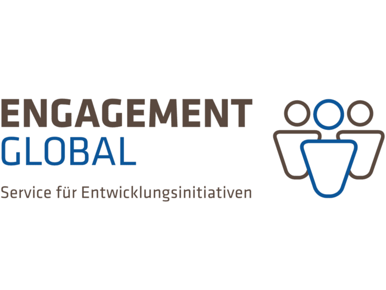 Logo des Engagement Gobal mit drei gezeichneten Männchen in blau und grau rechts neben dem Schriftzug 