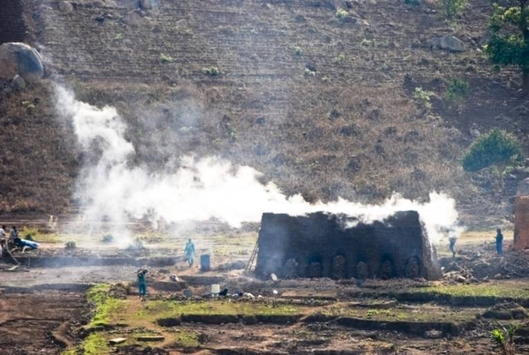 Aus einem Ziegelbrennofen kommt dicker Qualm.