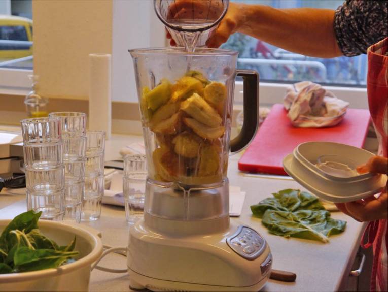 Obst in einem Mixer. 