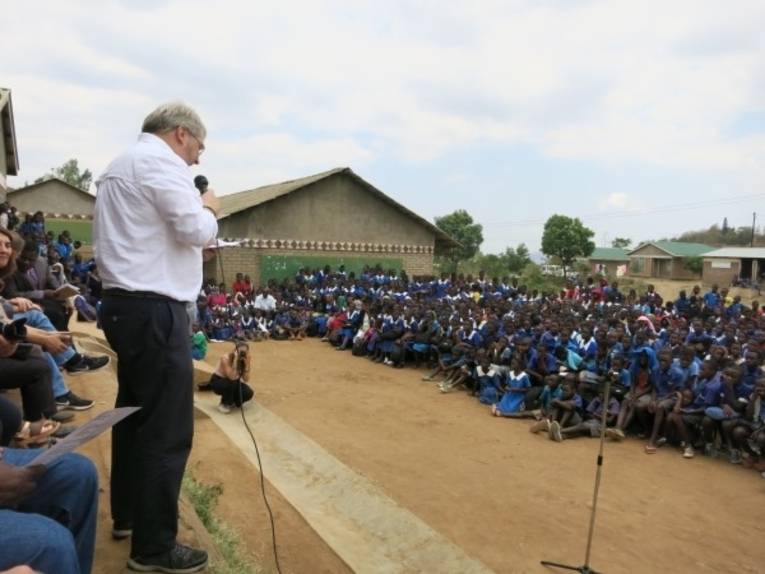 Bürgermeister Thomas Hermann spricht vor zahlreichen Schülerinnen und Schülern einer Schule in Blantyre, Malawi.