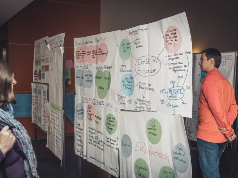 Posterausstellung der Schülerinnen und Schüler der Tellkampfschule zum Thema Buen Vivir