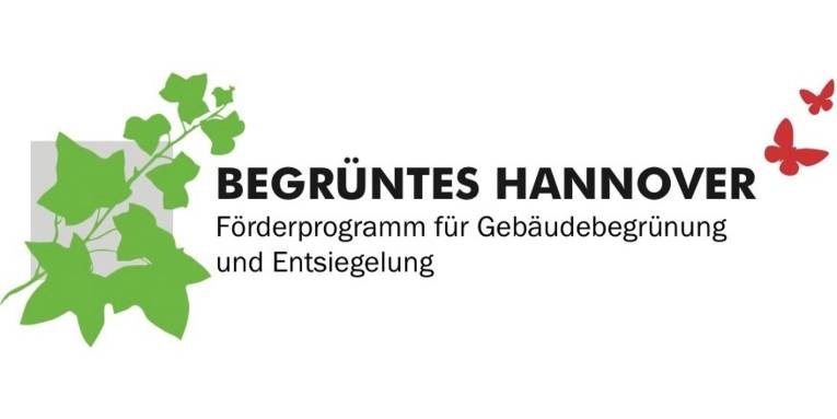 Das Logo zum Förderprogramm "Begrüntes Hannover" zeigt einen stilisierten grünen Ast mit Blättern und rote Schmetterlinge, dazwischen den Schriftzug "Mehr Natur in der Stadt! Dach- und Fassadengrün in Hannover"