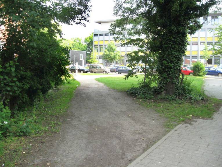 Durchgang auf der Grünfläche Göbelstraße