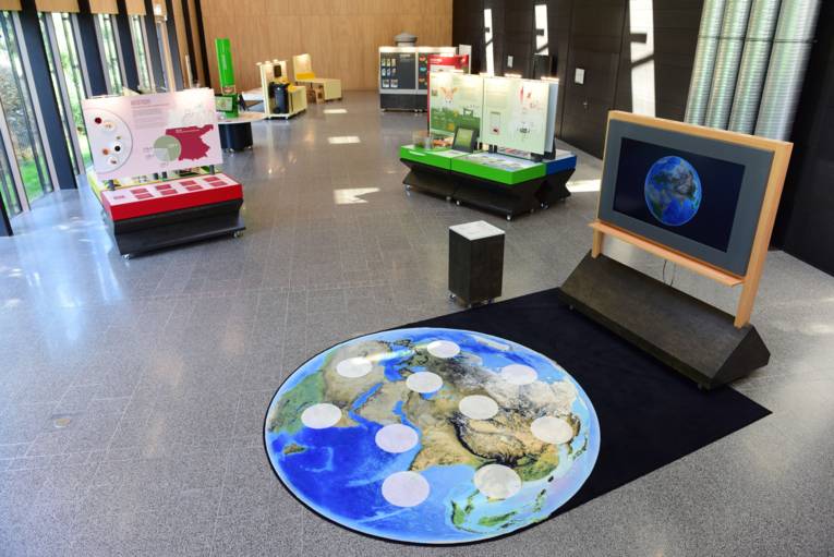 Ausstellung ÜberLebensmittel der Deutschen Bundesstiftung Umwelt mit verschiedenen farbigen Modulen in den Räumen der DBU.