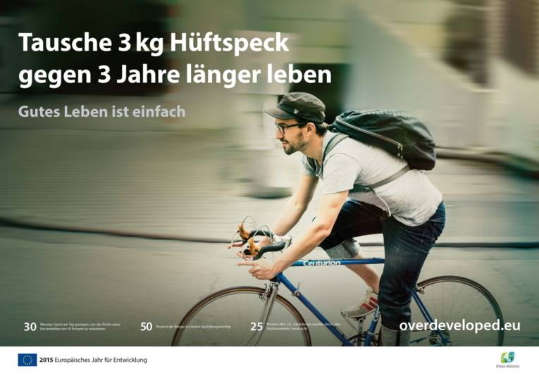 Fahrradfahrer mit Mütze und Rucksack und Schriftzug "Tausche 3 kg Hüftspeck gegen 3 Jahre länger leben" und Gutes Leben ist einfach.