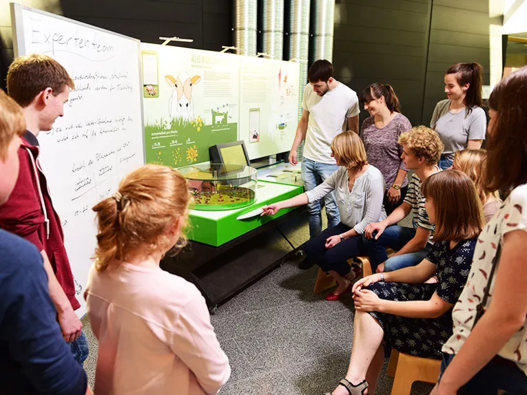 Menschen in einer Ausstellung. 