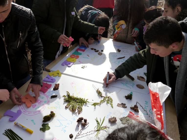 Kinder, die etwas gestalten.