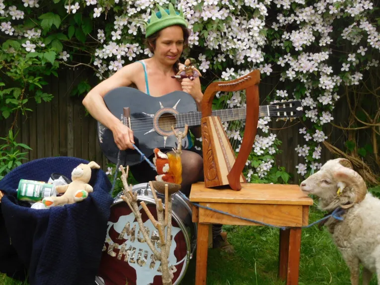 Frau mit Instrument. 