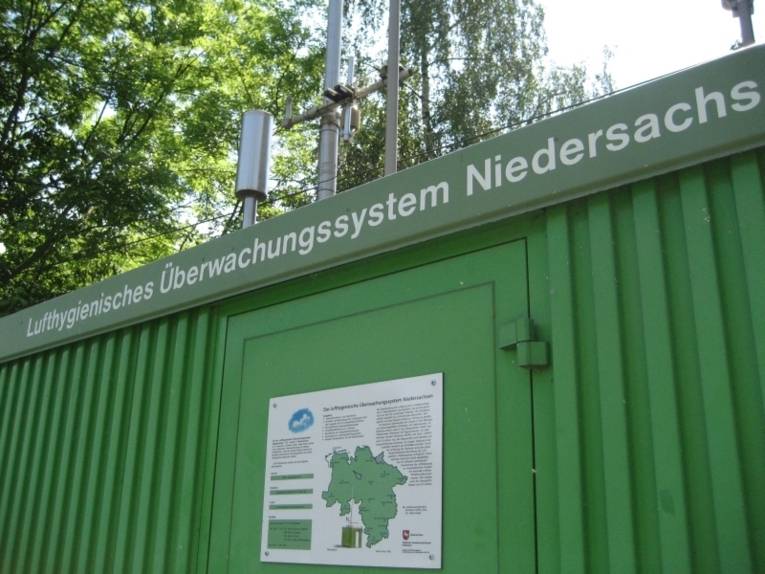Schriftzug "Lufthygienisches Überwachungssystem Niedersachsen" auf einem grünen Containerbau