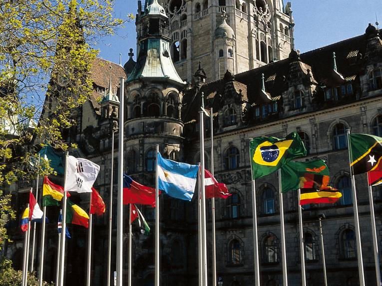 Flaggen unterschiedlicher Länder sind vor dem Rathaus gehisst