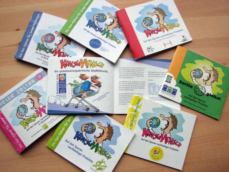 Kleine Info-hefte zum Thema nachhaltiger Konsum auf einem Tisch