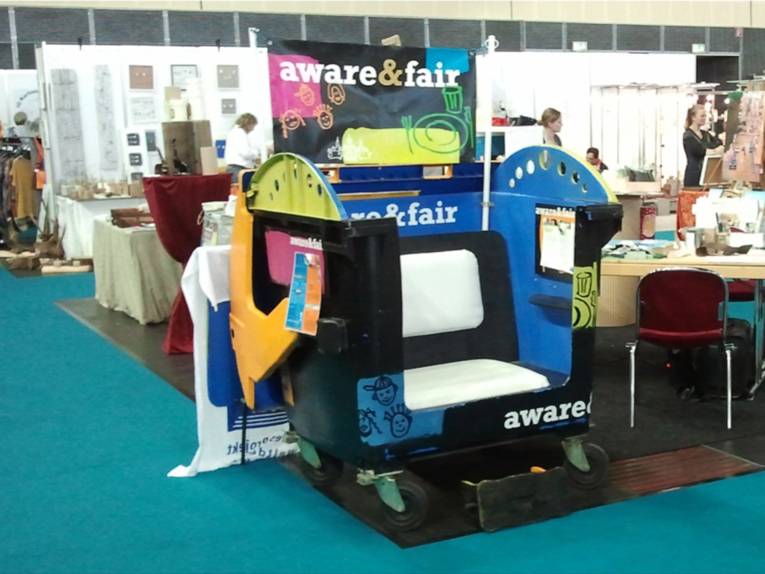 Aus einem Müllcontainer wurde durch Aufschneiden und Umarbeiten eine geschützte Sitzbank gefertigt