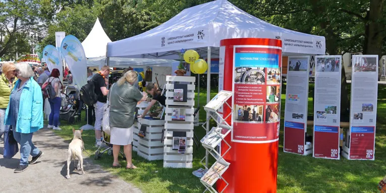 Der Informationsstand des Nachhaltigkeitsbüros mit Interessierten