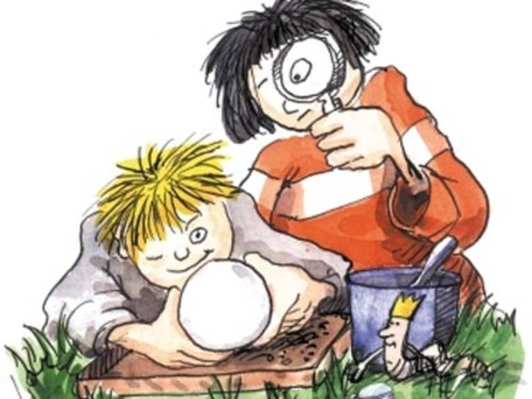 Cartoonzeichnung von zwei Kindern, die die Vorgänge in einem Komposthaufen untersuchen, beäugt von Karlchen, dem Krabbelhaufenkönig