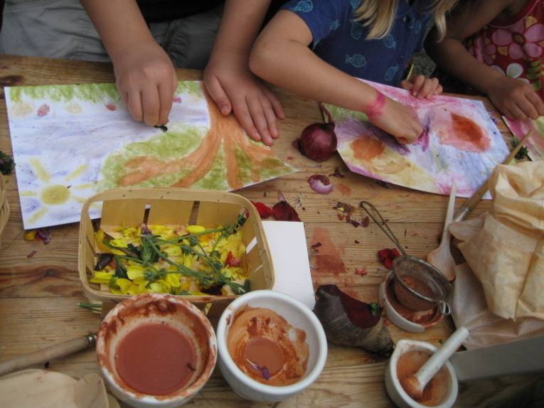 Kinder malen mit Naturfarben