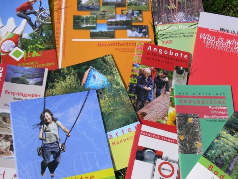 Zahlreiche unterschiedliche Broschüren des Fachbereichs Umwelt werden präsentiert