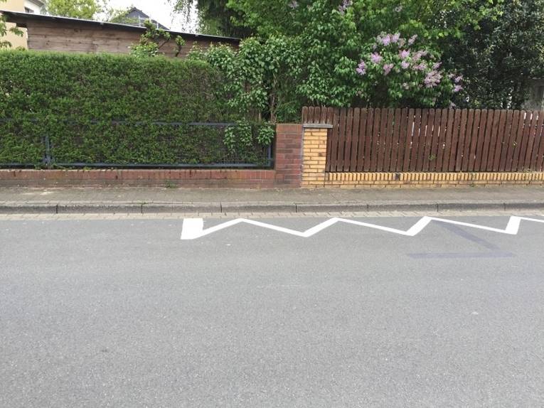 Zick-Zack-Streifen auf einer Straße