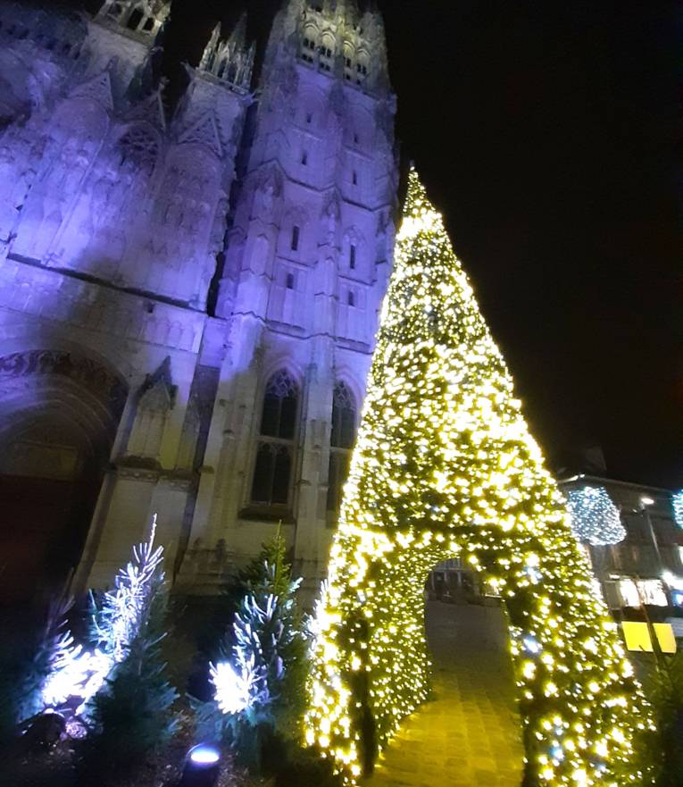 Weihnachtliche Stimmung vor der Kathedrale in Rouen