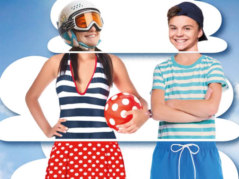 Zwei lachende Teenager in Ferienoutfit