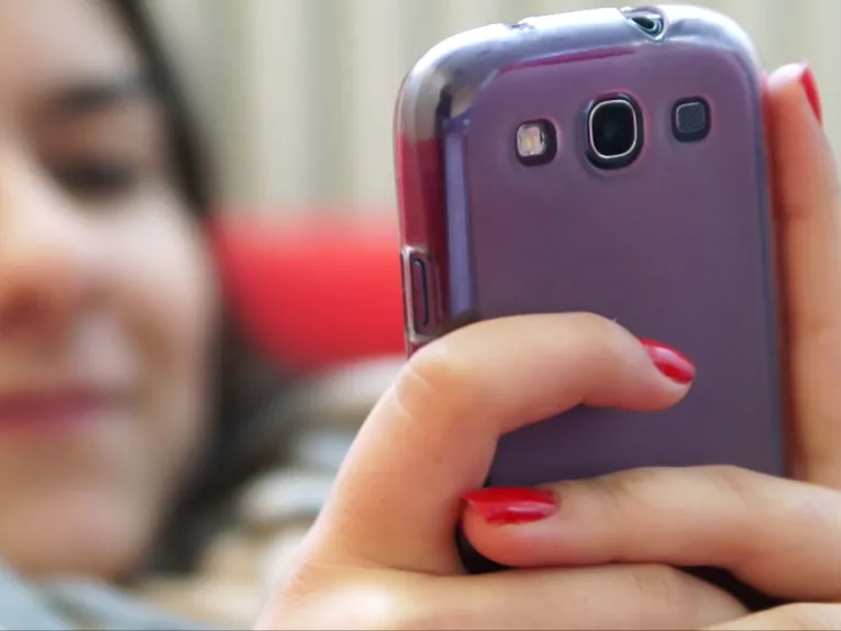 Junge Frau filmt sich mit ihrem Handy
