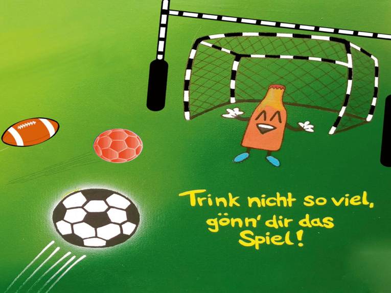 Zeichnung einer Flasche in einem Tor, auf die geschossen wird. Darunter die Aufforderung: Trink' nicht so viel, gönn' dir das Spiel!