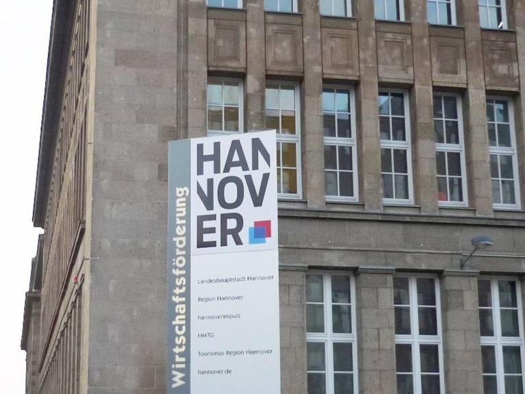 Hinweisschild auf hannoverimpuls im Haus der Wirtschaftsförderung