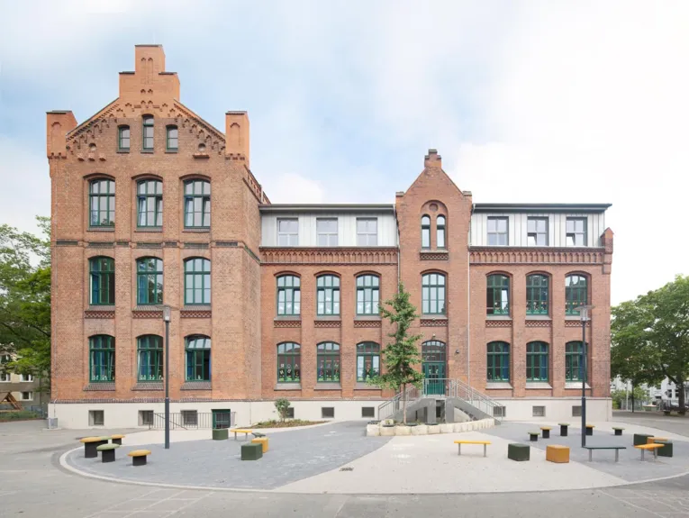Saniertes rotes mehrstöckiges Backsteingebäude