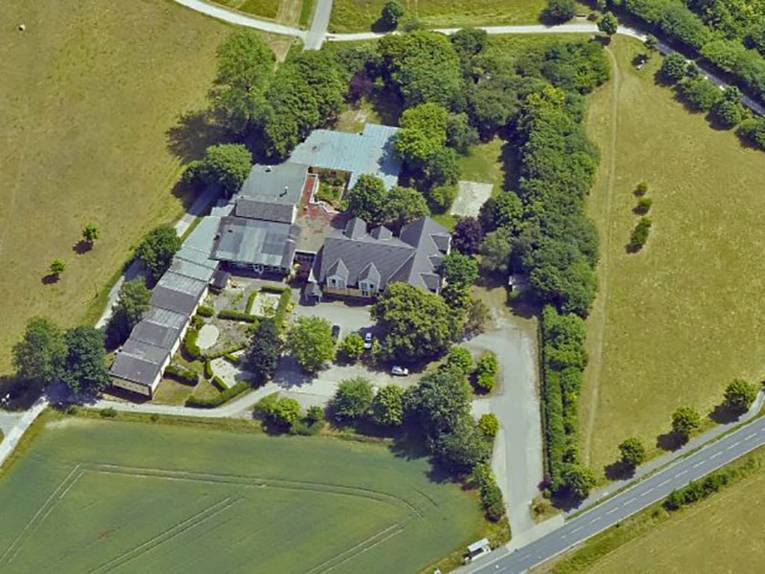 Luftaufnahme des Kronsberger Hofs inmitten von Feldern und Grünflächen