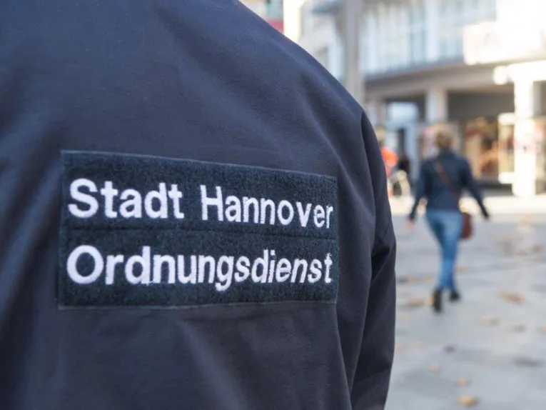 Auf einer blauen Jacke ist der Schriftzug "Stadt Hannover Ordnungsdienst" aufgebracht.