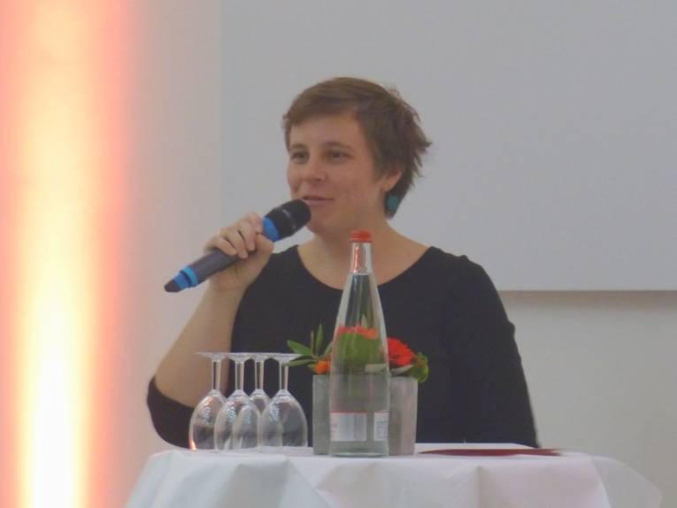 Die Gleichstellungsbeauftragte der Landeshauptstadt, Friederike Kämpfe, am Rednerpult