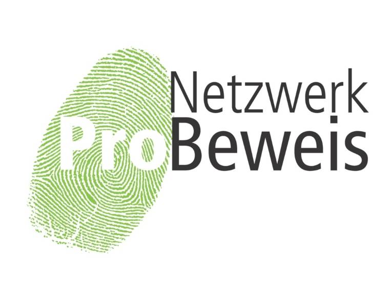 Das Logo von Netzwerk ProBeweis zeigt einen grünen Fingerabdruck auf weißem Grund und daneben den Schriftzug "Netzwerk ProBeweis"