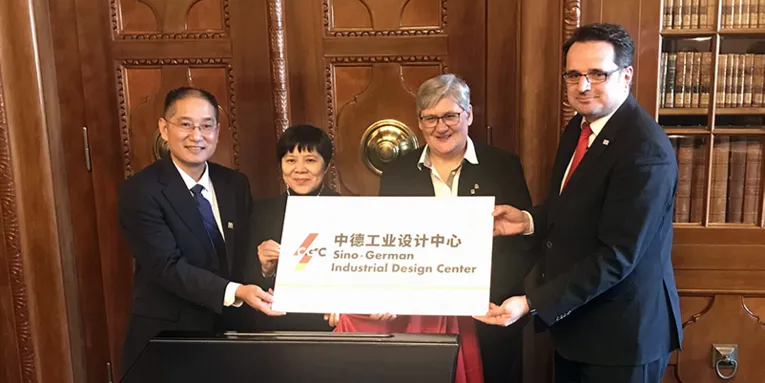 Übergabe des Firmenschildes des Sino-German Industrial Design Center. Zu sehen sind Adam Ye (Sino-German Industrial Center), Airong Ren (Vizegouverneurin der Provinz Shandong), Sabine Tegtmeyer-Dette (LHH) und Peter Eisenschmidt (hannoverimpuls GmbH).