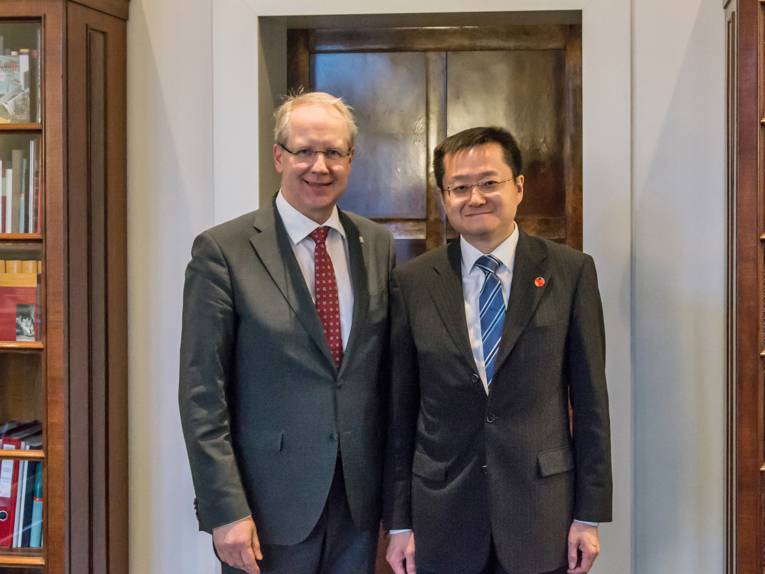 Oberbürgermeister Stefan Schostok und der chinesische Generalkonsul in Hamburg, Xiaohui Du