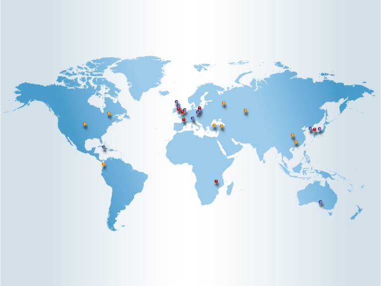 Weltkarte, auf der Stecknadeln die internationalen Kooperationsstädte Hannovers kennzeichnen.