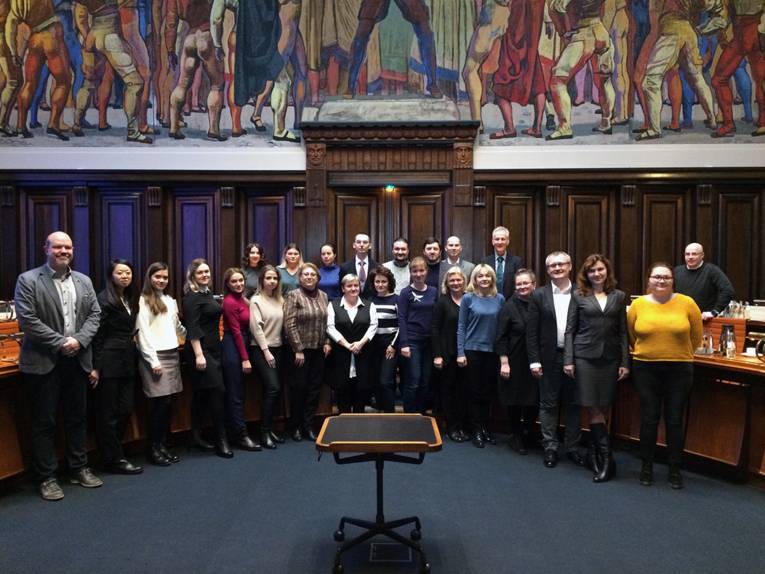 Menschengruppe in einem Saal