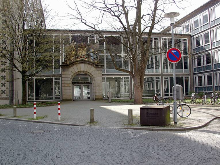 Eingang zur Bauverwaltung am Rudolf-Hillebrecht-Platz