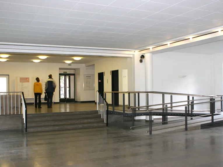 Zwei Besucher in der Eingangshalle der Bauverwaltung