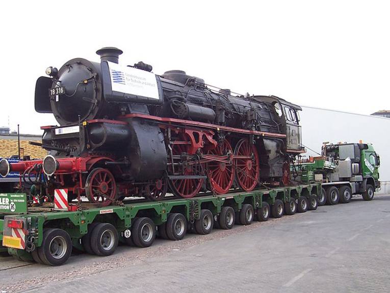 Historische Lok auf einem Schwertransporter