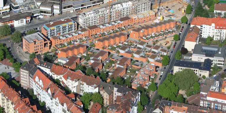 Neubau auf dem Gelände der Gilde-Brauerei: Moderne Reihenhäuser neben Altbauten und Ihme-Zentrum