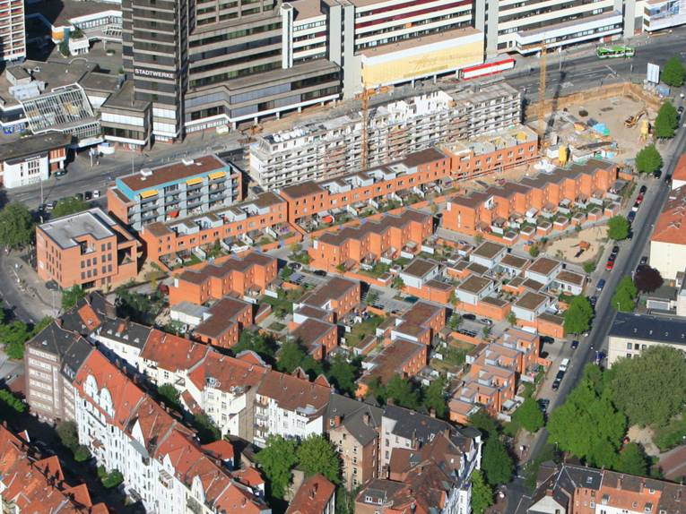 Das Gilde-Carree in Linden von oben: Altbauten und neue Reihenhäuser am Fuße des Ihme-Zentrums