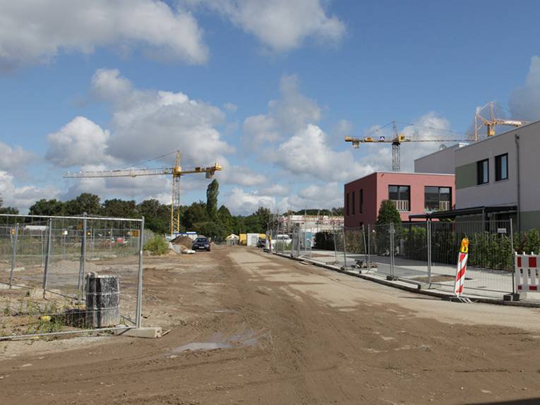 Unfertige Straße in einem Neubaugebiet
