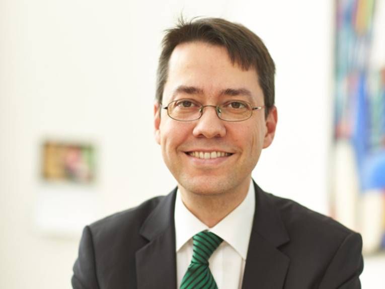 Prof. Dr. Marc Hansmann am Schreibtisch