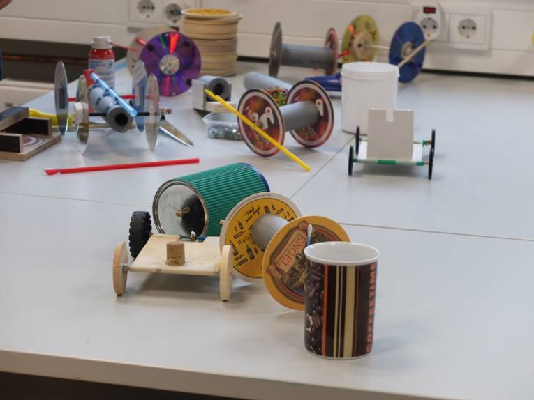 Verschiedene Utensilien auf einem Unterrichtstisch