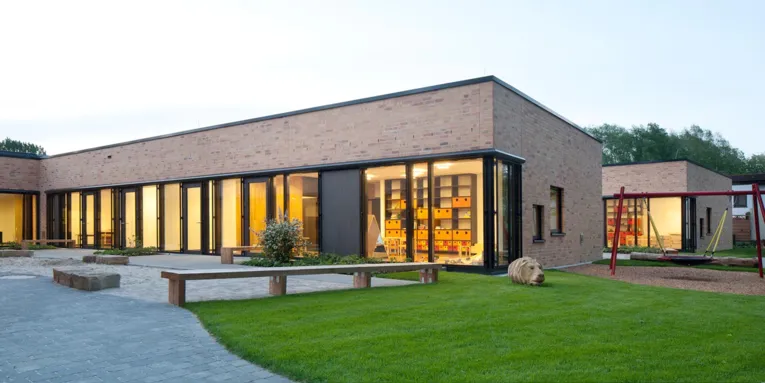Außenaufnahme der neu gebauten Kindertagesstätte Rut-Bahlsen-Zentrum